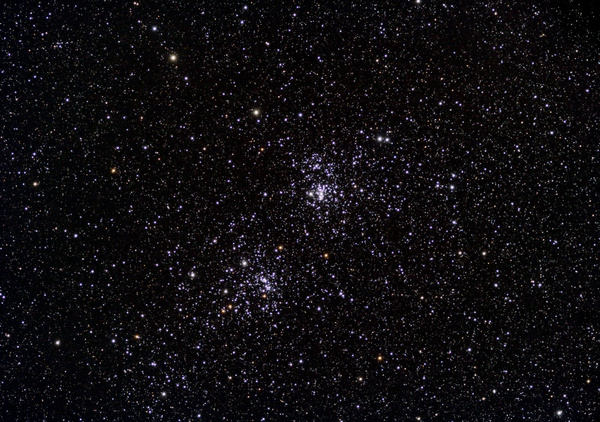 NGC869, NGC884, Doppelsternhaufen h und chi
Immer wieder ein beeindruckendes Objekt visuell und fotografisch sehr dankbar. Dieses Foto entstand bei knapp über Halbmond.
Schlüsselwörter: NGC869, NGC884, Doppelsternhaufen h und chi