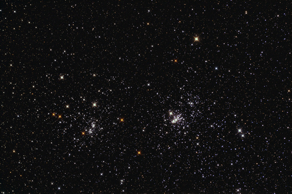 NGC869, NGC884
Endlich wars soweit: Meine neue EQ6AZ kam auf. Als einfaches Testobjekt musste der Doppelsternhaufen herhalten. Die Nachführung lief geradezu entzückend genau!! Leider sieht man nun umso deutlicher das Problem mit der Sensorverkippung.
Schlüsselwörter: NGC869, NGC884