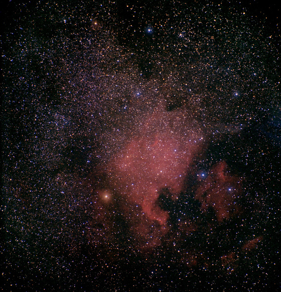 NGC7000, Nordamerika-Nebel
Auf Mittelformat fotografiert kommt wegen des großen Feldes auch die Umgebung mit dem Pelikannebel gut zur Geltung.
Schlüsselwörter: NGC7000, Nordamerika-Nebel