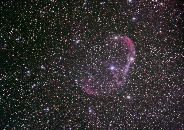 NGC6888, Crescent-Nebel
Der Crescent-Nebel liegt im Sternbild Schwan und wird durch einen heißen Wolf-Rayet-Stern zum Leuchten angeregt. Er ist in größeren Teleskopen mit Nebelfilter gut zu beobachten.
Schlüsselwörter: NGC6888, Crescent-Nebel