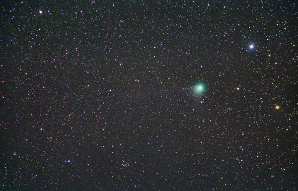 26 Komet Machholz am 15.01.05.
Der Komet nähert sich Algol (bläulicher Stern rechts oben), dem Hauptstern des Sternbildes Perseus. Am unteren Bildrand ist noch der offene Sternhaufen NGC1342 zu sehen.
Schlüsselwörter: Komet, Machholz, Gasschweif, Staubschweif