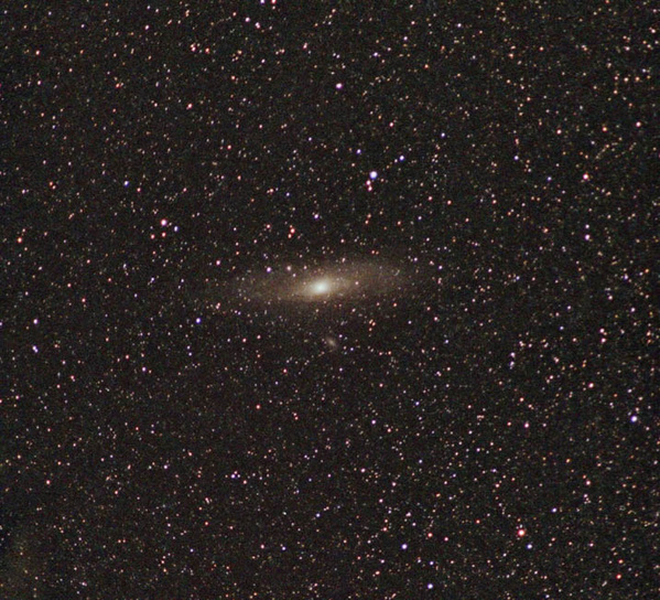 Die Andromeda-Galaxie (M31)
Andromeda-Galaxie M31 (NGC224), M32 (NGC 221) und M110 (NGC205) am 07.03.1997. Im Vergleich zur Canon 350d konnten auf Film nicht sehr viele Details abgebildet werden.
