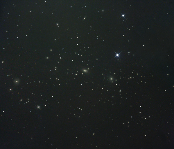 Der Coma Cluster
Der Galaxienhaufen befindet sich im Sternbild Coma Berenice und ist in etwa 600 Millionen Lichtjahre entfernt. Da die Galaxien über mehrere Grad am Himmel verstreut sind, mußten mit dem 16" Teleskop über mehrere Nächte zahlreiche Fotos angefertigt und diese zu einem Mosaik zusammengesetzt werden. Viel Vergnügen beim Zählen!
