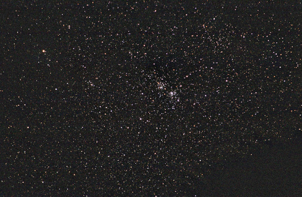 Der Doppelsternhaufen h und chi im Perseus
Der Doppelsternhaufen ist zwar mit einem 200mm Teleobjektiv noch etwas klein, aber trotzdem kann man die Vielzahl der Sterne schon recht gut erkennen.
Schlüsselwörter: offene Sternhaufen,