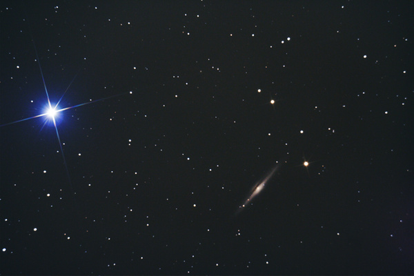 NGC5746 am 17.04.2007
Diese Galaxie befindet sich im östlichsten Teil des Sternbildes Jungfrau und wird gelegentlich mit der im Sternbild Andromeda gelegenen Galaxie NGC891 verwechselt. Zugegeben eine gewise Ähnlichkeit lässt sich nicht abstreiten.

