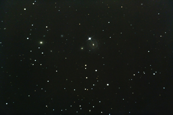 Galaxien IC983, IC982, NGC5490, NGC5490b und NGC5490c am
Zwar eine relativ große edge-on-Galaxie im Sternbild Bootes und noch dazu nahe dem Hauptstern Arcturus, aber wäre nicht in unmittelbarer Nähe der Galaxie ein hellerer Stern, wäre die Sterneninsel kaum zu finden. Ein eher schwaches Objekt. Links davon schließen die Galaxien IC982, NGC5490c, NGC5490b und NGC5490 an.
