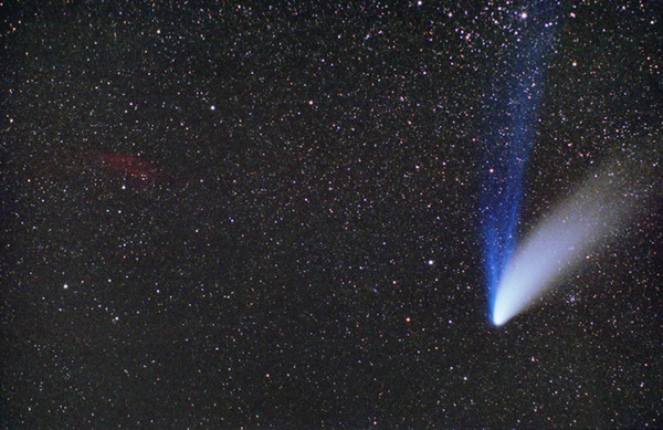 Komet Hale-Bopp trifft den California-Nebel (NGC1499) und den offenen Sternhaufen (M34) am 08.04.1997.
Ein toller Komet. 
Schlüsselwörter: Komet, Hale-Bopp, California-Nebel, Gasschweif,
