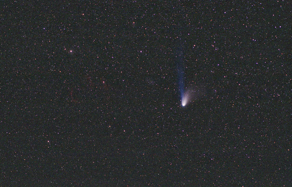 Komet Hale-Bopp mit dem Cirrusnebel (NGC6992) am 18.02.1997.
Im Vergleich zum Cirrus-Nebel ist der Komet schon ganz schön groß.
Schlüsselwörter: Komet, Hale-Bopp, Gasschweif, Cirrus-Nebel,