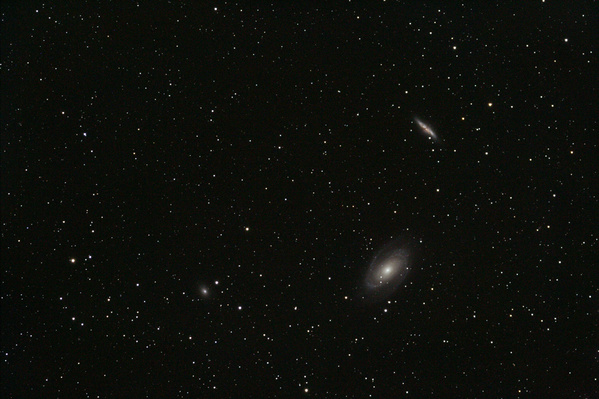 M81, M82 und NGC3077 am 07.01.2006.
Naja, wird ja. Das Trio ist ja schon recht schön abgebildet. Sogar die schwache Begleitgalaxie von M81 konnte abgelichtet werden!
Schlüsselwörter: Galaxien, M81, M82,