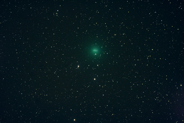 Die Bewegung des Kometen Tuttel am 29.12.2007.
Der grüne Ball flitzt durch das Sternbild Andromeda in Richtung M33. Die Begegnung der beiden kann aber aufgrund einer herannahenden Schlechtwetterfront leider nicht fotografiert werden. Die Aufnahmen wurden in etwa 1,5 Minuten belichtet - ziehmlich schnell der "Schweif"-Stern.
