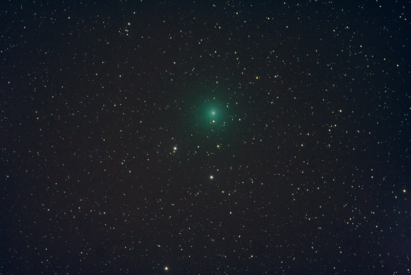 Komet Tuttle am 29.12.2007
Nach Wechsel des Aufstellungsortes und nachdem ich das Normalobjektiv gegen den Refraktor getauscht hatte, konnte ich gerade noch 2 (einminütige) Aufnahmen vor den heranrasenden Wolken machen. Die restlichen vier Aufnahmen wurden bereits durch einen Wolkenschleier gewonnen. Naja zumindest kann man erkennen, dass es sich um einen Kometen handelt.
