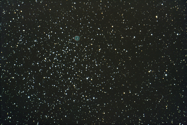 Der planetarische Nebel NGC2438 am
Von der Erde aus gesehen, steht der kleine planetarische Nebel NGC2438 im offenen Sternhaufen M46. In Wirklichkeit befindet sich der rotgrüne Ring zwischen der Erde und dem Sternhaufen. Ein schöner Anblick. 
