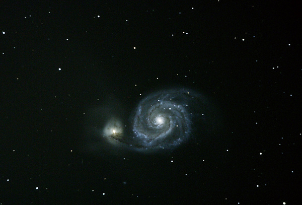 M51, (NGC5194), Die Whirlpool-Galaxie
Mit unglaublich großen Anstrengungen (kaum kontrollierbare Steuereung, verrenkte Haltung auf einer Leiter, usw.) konnte ich die Galaxien lange genug belichten, um eine herzeigbare Aufnahme zu gewinnen.
Schlüsselwörter: M51, Whirlpool-Galaxie,
