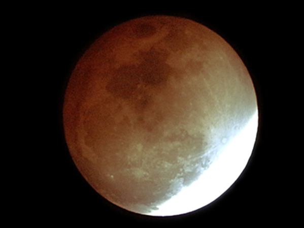 09 totale Mondfinsternis (Austritt des Mondes aus dem Kernschatten der Erde) am 09.11.2003
Sobald der Mond den Kernschatten der Erde verläßt, steigt die Helligkeit des Mondes sprunghaft an und die roten Farbtöne können wieder besser aufgenommen werden.
