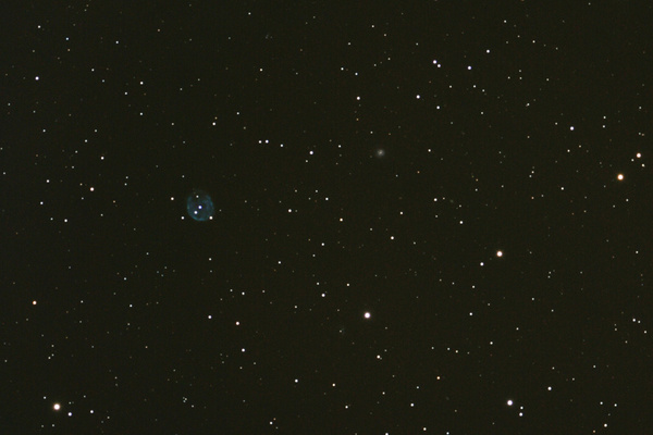 Der planetarische Nebel NGC246 am
Bereits mit einer Brennweite von 500mm erscheint der Nebel recht groß. Wie muss er erst im 16" Newton Teleskop aussehen? Foto folgt!
