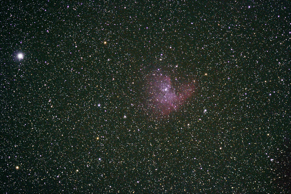 Der Pacman-Nebel (NGC281) am 20.07.2006
Ein Objekt, das sehr schwer mit einer unmodifizeirten Canon 350d bzw. ohne Nebelfilter zu fotografieren ist!
Schlüsselwörter: Pacman-Nebel, Emissionsnebel,