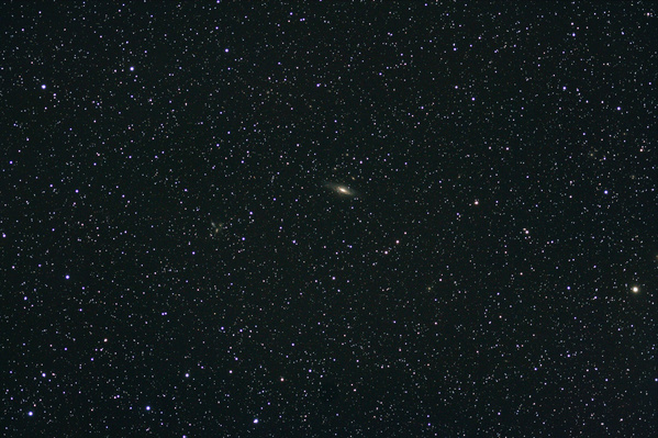 Die Spiralgalaxie NGC7331.
Eine wunderschöne Galaxie im Sternbild Pegasus die sich die Himmelsgegend mit unzähligen weiteren Galaxien und dem berühmten Stephan's Quintett teilt (der Galaxienhaufen links neben NGC7331). Ihre wahre Schönheit kommt allerdings erst bei Geräten ab ca. 1500mm Brennweite zum Vorschein.
