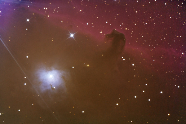 Der Pferdekopf-Nebel (IC434).
Obwohl die Canon 350d Schwierigkeiten mit der Aufzeichnung der roten Gasnebel hat, braucht sich diese Aufnahme vor den rein astronomischen CCD-Cameras nicht zu verstecken.
