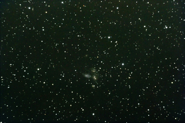Das Stephans Quintett NGC7317, NGC7318, NGC7318A, NGC7319 und NGC7320 am 05.11.2007.
Ca. 300 Millionen Lichtjahre liegen zwischen dieser Galaxiengruppe und dem CCD-Chip im direkten Fokus meines Fernrohres!!! Gut erkennbar sind die Auswirkungen der Gravitation auf die einzelnen Mitglieder der Gruppe. 

