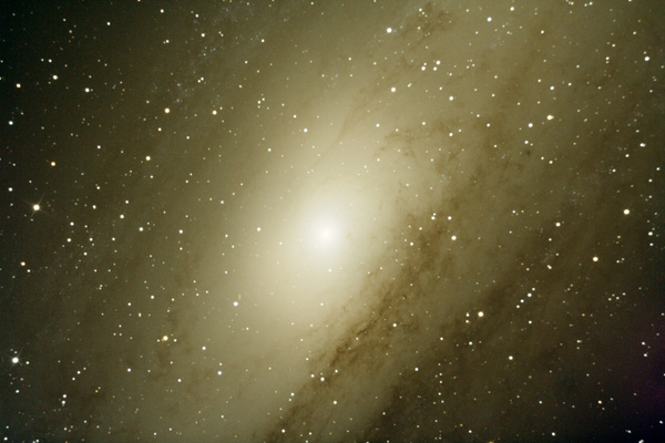 Das Zentrum der Andromedagalaxie am 22.11.2007
Mit zwei Meter Brennweite das Zentrum unserer Nachbargalaxie fotografieren, ein Traum den ich schon lange hatte. Nun ist er endlich in Erfüllung gegangen - und kann sich sehen lassen.
