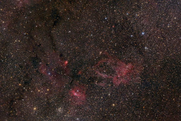 NGC7635, Bubble-Nebel
Ein "Nebenprodukt" einer Beobachtungsnacht mit dem 18" Newton, wo die Montierung mit dem kleinen 80/400 Refraktor lief.  Die Gegend rund um den Bubble-Nebel ist reich an H-II-Gebieten, Staubschleiern  und offenen Sternhaufen. Große Version.
Schlüsselwörter: NGC7635, Bubble-Nebel