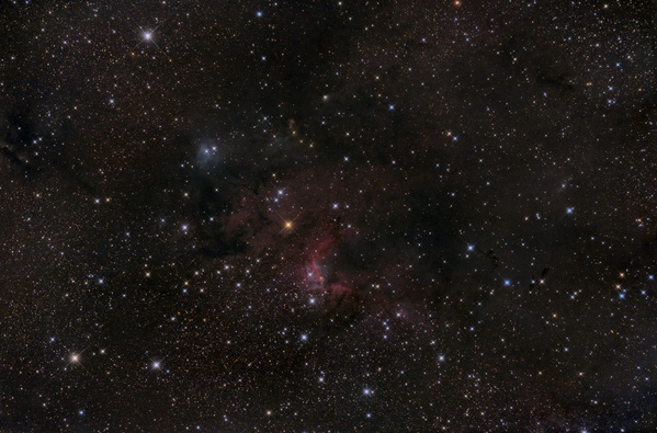 SH2-155, Cave-Nebel
Der Cave- Nebel liegt im Sternbild Cepheus in der Nähe des Bubble-Nebels. Ein eher spontanes Objekt über 2 Abende. Leider zogen am ersten Abend einige lokale Wolkenfelder durch, am 2. Abend war die Transparenz lausig. Eher ein grenzwertiges Objekt für den Garten.  Aufgrund von Problemen mit dem Flat musste ich einiges wegschneiden.
Schlüsselwörter: SH2-155, Cave-Nebel