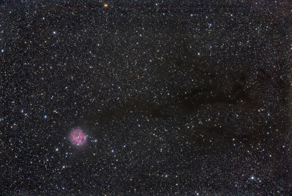 IC5146, Cocon-Nebel
Bei ziemlich guten Bedingungen sollte das wirklich der erste ernsthafte Test mit der 6D werden. Leider nur 5x15 Minuten wiederum als JPEG, weil beim Dateiformat umstellen irgendwas nicht geklappt hatte. Trotzdem hat mich das doch gute Ergebnis überrascht, die wesentlich kälteren Temperaturen taten der Kamera doch gut.
Schlüsselwörter: IC5146, Cocon-Nebel