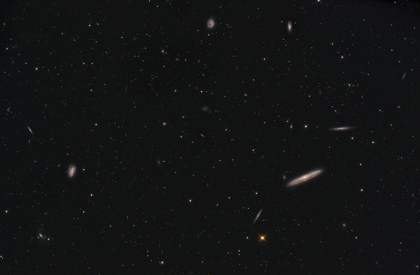NGC4216, NGC4206, NGC4222
Heuer werden wir ganz unfassbar verwöhnt vom Wetter. Nach einem frühsommerlichen 2. April mit frühestem Grillen aller Zeiten war es sensationell klar und Samstag und Neumond - nix wie ab ins Gemüse. Diesmal wollte ich die Galaxiengruppe um NGC4216 machen und war höchst überrascht, wieviele Galaxien sich noch im Feld tummeln. Sehr zufriedenstellend!
Schlüsselwörter: NGC4216, NGC4206, NGC4222