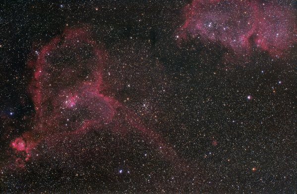 IC1848, IC1805, Herznebel, Seelennebel
Erster Test mit dem 100/550mm Skywatcher-Triplett mit dem 0,79x Reducer und der frisch modifizierten 6D. Fein, dass man in der längsten Nacht des Jahres bereits um sechs loslegen kann und somit das kurze Mondfenster nutzen kann. Der REducer schlägt sich auf Vollformat überraschend gut, wie üblich klappts aber mit den Flats nicht so berauschend. Sehr beunruhigend finde ich, dass der Baader-Filter zünftige rote Halos von nicht gesperrtem IR-Licht macht. Aus dem Garten bei passablen Bedingungen.
Schlüsselwörter: IC1848, IC1805, Herznebel, Seelennebel