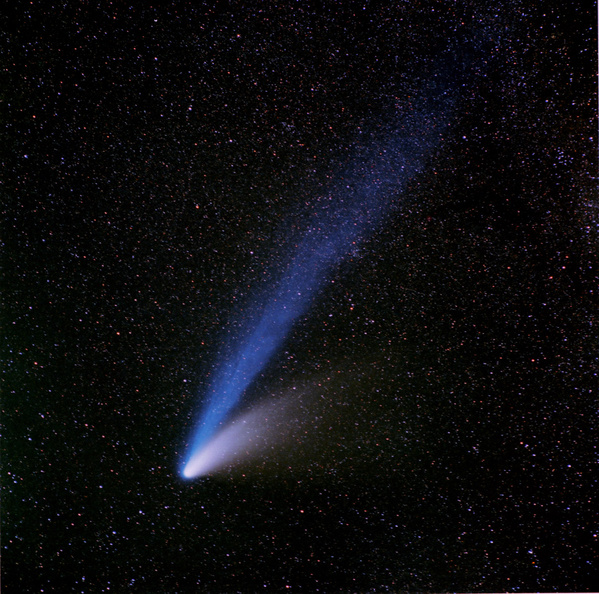 Hale-Bopp, Komet
Gerade formatfüllend mit 200mm und der Mittelformatkamera war der blaue Gasschweif Anfang März noch länger als der Staubschweif
Schlüsselwörter: Hale-Bopp, Komet