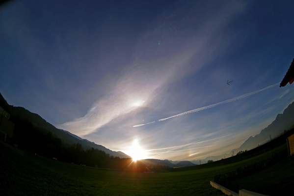 Halo 05.12.2014
Am Freitag beim Einkaufen fiel mir eine besonders beeindruckende Haloerscheinung auf. Neben dem 22°-Ring, Nebensonne, Lichtsäule, Horizontalkreis und Berüherungsbögen zeigte sich noch ein kreisrundes, regenbogenähnliches Gebilde in doppelter Entfernung des 22°-Rings rund um die Sonne. Dabei handelt es sich laut Wikipedia entweder um den 46°-Ring oder den Superlateralbogen. Natürlich hatte ich beim Einkaufen keine Kamera zur Hand, und als ich dann endlich daheim war, ging die Sonne grad unter und von den meisten Erscheinungen war nix mehr zu sehen. ein kleines Stück des 46°-Ringes ist mit dem Pfeil markiert.
Schlüsselwörter: Halo 05.12.2014