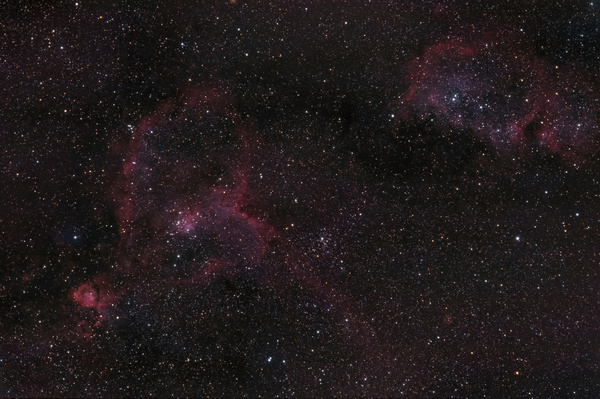 IC1805, IC1848, Herznebel, Seelennebel
Um 22 Uhr raffte ich mich doch noch auf, den 80/400mm REfraktor auf die Montierung im Garten zu schnallen. Bei dieser Brennweite passen Herz&Seele grad noch rein. Leider ist der Korrektorabstand jetzt etwas zu kurz, dafür konnte ich bis 4 Uhr früh (mit automatischer Abschaltung) fotografieren. So kamen immerhin 30x11min zusammen.
Schlüsselwörter: IC1805, IC1848, Herznebel, Seelennebel