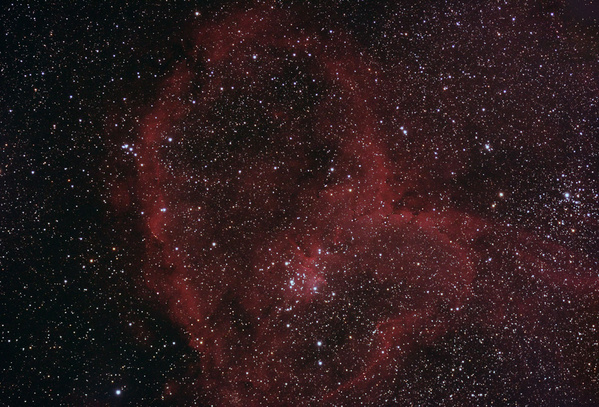 IC1805, Herznebel
Dieser schwache Gasnebel liegt in der Nähe des bekannten Doppelsternhaufens h und chi und ist visuell aufgrund der großen Ausdehnung eher schwierig zu erfassen. Fotografisch zeigt er schön seine Herzform (sieht irgendwie wie eine Merci-Kirsche aus??). An diesem Abend lief die Montierung wie geschmiert, trotz 8-minütiger Einzelbelichtungen musste bei manchen Aufnahmen überhaupt nicht korrigiert werden!
Schlüsselwörter: IC1805, Herznebel