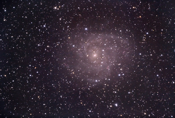 IC342
Diese visuell eher schwierig zu beobachtende Galaxie liegt im Sternbild Giraffe. Ihre Helligkeit wird durch davor liegende Staubwolken stark gedämpft
Schlüsselwörter: IC342