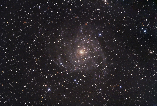IC342
Diese Galaxie ist irgendwie eine Herausforderung. Mein 2. Versuch mit modifizierter Canon, allerdings bei nicht ganz so guten Bedingungen. Inzwischen sind die Gasnebel in den Spiralarmen von selbst rot.
Schlüsselwörter: IC342