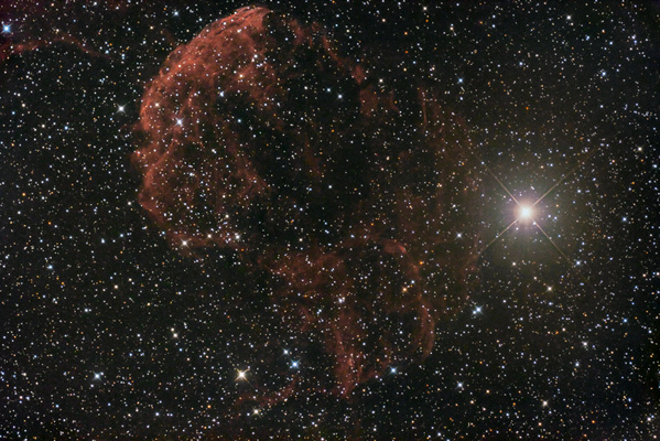 IC443, Quallen-Nebel
Da habe ich wieder auf meine bewährte Methode der Datengewinnung zurückgegriffen: Fernrohr im Garten aufgestellt, 20 Aufnahmen programmiert, Autoguider eingeschalten und auf den Astrostammtisch gefahren. Diesmal funktionierte es sogar mit dithern perfekt, leider zogen von Aufnahme 3 bis 12 ein paar Zirren durch, Aufnahme 13 war super, bei Aufnahme 14 hat leider der Kameraakku den Geist aufgegeben. Trotzdem Für den Aufwand ein recht erfreuliches Ergebnis
Schlüsselwörter: IC443, Quallen-Nebel