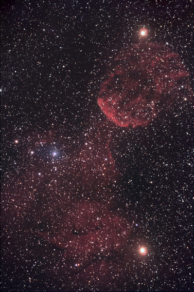 IC443, Quallen-Nebel
Visuell ist IC443 auch mit großen Fernrohren und OIII-Filter eine harte Nuss, fotografisch erschließt sich ein wunderbar strukturiertes Nebelfeld.
Schlüsselwörter: IC443, Quallen-Nebel