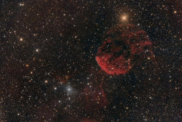 IC443, Quallen-Nebel
Leider hat sich der Jänner 2018 so gar nicht von der astronomenfreundlichen Seite gezeigt - viel Föhn und untypisch viel Nebel. Am Samstag war eine kurze Gelegenheit, vom Garten aus was zu machen. IC443 ist ein Supernovaüberrest in den Zwillingen, welcher in ein größeres Nebelgebiet eingebettet ist. Ausnahmsweise wegen der Föhnturbulenz und dem größeren Gesichtsfeld mit dem 8"f4. Leider nur magere 3h Belichtungszeit und eine eher durchschnittliche Durchsicht.
Schlüsselwörter: IC443, Quallen-Nebel