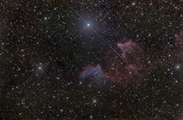 IC 59, IC63
Das, was der Sommer versäumt hat, lieferte der Herbst nach: spätsommerliches Wetter mit ein paar Gelegenheiten zum Fotografieren. Am Donnerstag, wo der Rest der Bande schon am ITT weilte, ergab sich auch für mich daheim bleiben müssenden eine recht gute Gelegenheit, also schnell den 10" rausgezupft. Wegen der idealen Lage wählte ich die Nebel um Gamma Cassiopeia und bekam immerhin 5h auf den Sensor. Leider ist der helle Stern eine ziemliche Pest zum Bearbeiten, besonders weil der Wynne-Korrektor (eigentlich ein Profi-Teil) einen haarsträubenden Reflex im Blaukanal macht. 
Schlüsselwörter: IC 59, IC63