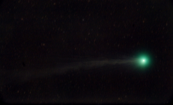 Komet Lovejoy 2014 Q2
Endlich wieder ein Komet. Aufgrund Schönwetters beschloss ich, das schmale Mondfenster zu nutzen und fuhr gleich nach der Arbeit am Weerberg rauf. Da sich der Komet relativ zu den Sternen bewegt, hat man leider beim Stacken entweder die Sterne oder den Kometen scharf
Schlüsselwörter: Komet Lovejoy 2014 Q2