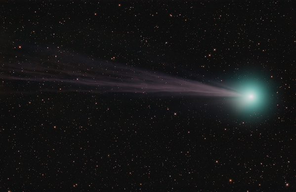 Komet Lovejoy 2014 Q2
Am 19.1. war ich wieder mal auf das Wolkenloch total unvorbereitet, laut Satellitenbild sollten keine Sterne zu sehen sein. Diesmal hat sich die Mühe ausgezahlt, der Komet zeigte an dem Abend einen wunderbar strukturierten Schweif. Leider war es sehr diesig und verzirrt.
Schlüsselwörter: Komet Lovejoy 2014 Q2