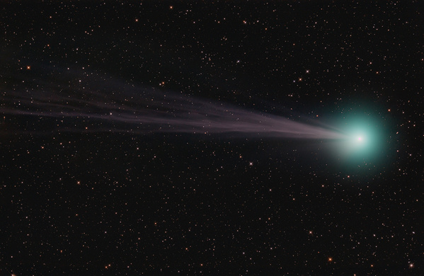 Komet Lovejoy 2014 Q2
Am 19.1. war ich wieder mal auf das Wolkenloch total unvorbereitet, laut Satellitenbild sollten keine Sterne zu sehen sein. Diesmal hat sich die Mühe ausgezahlt, der Komet zeigte an dem Abend einen wunderbar strukturierten Schweif. Leider war es sehr diesig und verzirrt.
Schlüsselwörter: Komet Lovejoy 2014 Q2