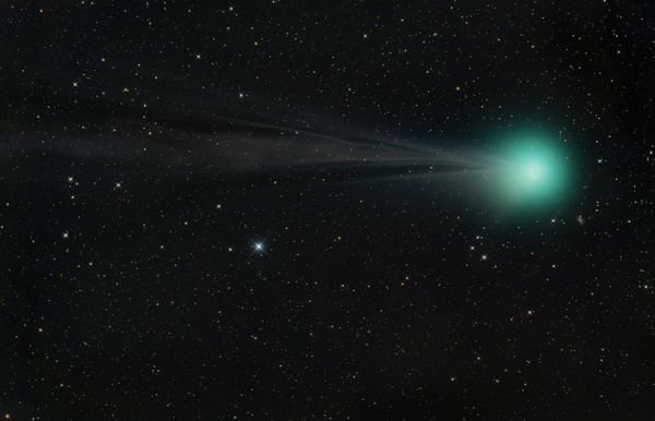 Lovejoy 2014 Q2
Diesmal mit Ansage, ich konnte um 19 Uhr das Fernrohr aufbauen und in Ruhe zum Fotografieren anfangen. Der Komet sieht gänzlich anders als am Vortag aus. Aufgrund der sehr schlechten Bedingungen enorm schwierig zum Bearbeiten.
Schlüsselwörter: Lovejoy 2014 Q2