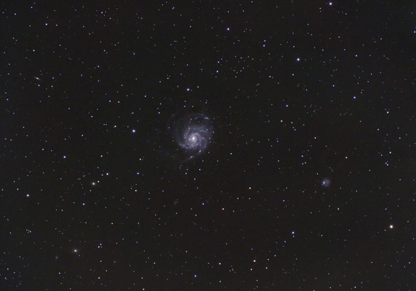 M101, Pinwheel-Galaxie
Da 2009 bisjetzt wettertechnisch unter aller Sau ist, muss man auch kleine Gelegenheiten im Garten nutzen. Eigentlich war nur ein Test der neuen Schneckenlagerung geplant, da es aber so gut lief, hängte ich M101 bei Bedingungen, wo ich normalerweise die Kamera nicht in die Hand nehme, noch dran.
Schlüsselwörter: M101, Pinwheel-Galaxie