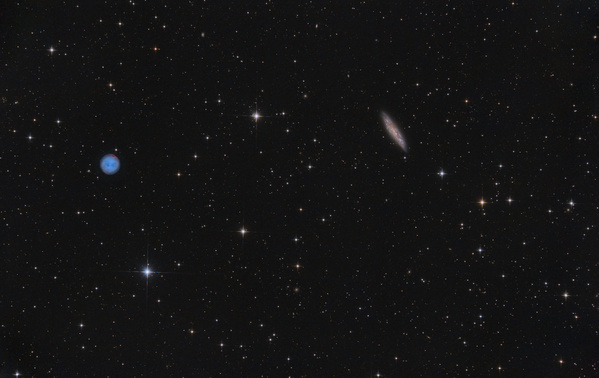 M 108, M 07, Eulen-Nebel
Nach einer gefühlten Ewigkeit (tatsächlich seit Ende November) ergab sich wieder mal die Gelegenheit, aus dem Garten zu fotografieren. Die Galaxie M108 und der Eulennebel M97 bilden ein nettes Paar, welches gut ins Gesichtsfeld mit dem 10"f5 passt. Interessant ist der Entfernungsvergleich: Während der Eulennebel Teil unserer eigenen Galaxie und nur einige tausend Lichtjahreentfernt ist, befindet sich M108 in einer Entfernung von 46 Mio. Lichtjahren. Bedingungen waren ok. Große Version
Schlüsselwörter: M 108, M 07, Eulen-Nebel