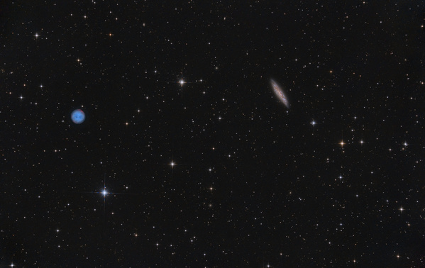 M 108, M 07, Eulen-Nebel
Nach einer gefühlten Ewigkeit (tatsächlich seit Ende November) ergab sich wieder mal die Gelegenheit, aus dem Garten zu fotografieren. Die Galaxie M108 und der Eulennebel M97 bilden ein nettes Paar, welches gut ins Gesichtsfeld mit dem 10"f5 passt. Interessant ist der Entfernungsvergleich: Während der Eulennebel Teil unserer eigenen Galaxie und nur einige tausend Lichtjahreentfernt ist, befindet sich M108 in einer Entfernung von 46 Mio. Lichtjahren. Bedingungen waren ok.
Schlüsselwörter: M 108, M 07, Eulen-Nebel