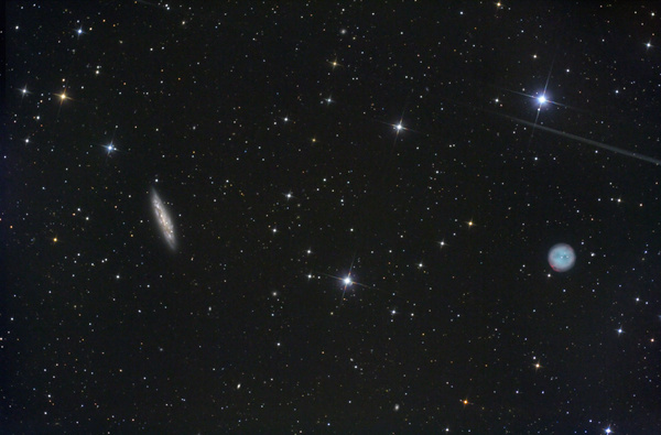 M97, Eulen-Nebel
M 108 und M97 bilden zusammen ein nettes Paar im Sternbild Großer Wagen. Während M97 ein planetarischer Nebel in unserer Milchstraße ist, liegt die Galaxie M108 mehrere Millionen Lichtjahre von uns entfernt. M97 heißt auch wegen der 2 Augen "Eulennebel".
Schlüsselwörter: M97, Eulen-Nebel