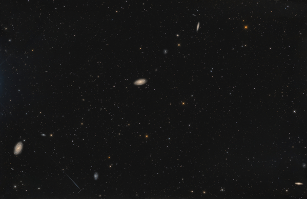 M109
Rund um M109 am linken Bildrand tut sich ein interessantes Galaxienfeld auf. In der Mitte ist NGC3953, oben NGC3917.
Schlüsselwörter: M109