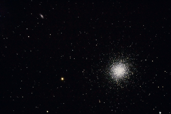 M13
M13 ist der hellste Kugelsternhaufen am nördlichen Himmel und hann bei sehr guten Bedingungen schwach mit freiem Auge erkannt werden. Die Auflösung in Einzelsterne bleibt größeren Teleskopen vorbehalten.
Schlüsselwörter: M13