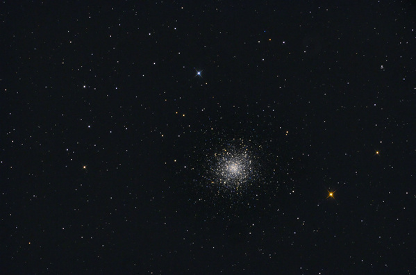 M13, NGC6205
M13 ist der hellste Kugelsternhaufen am Nordhimmel und kann bei sehr guten Bedingungen schwach mit freiem Auge gesehen werden. In größeren Teleskopen bietet er einen beeindruckenden Anblick. Die Aufnahme entstand wieder bei Vollmond nach einer wetterbedingten 2-monatigen Pause.
